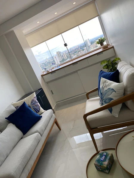 Sala de espera com vista panorâmica e sofás claros